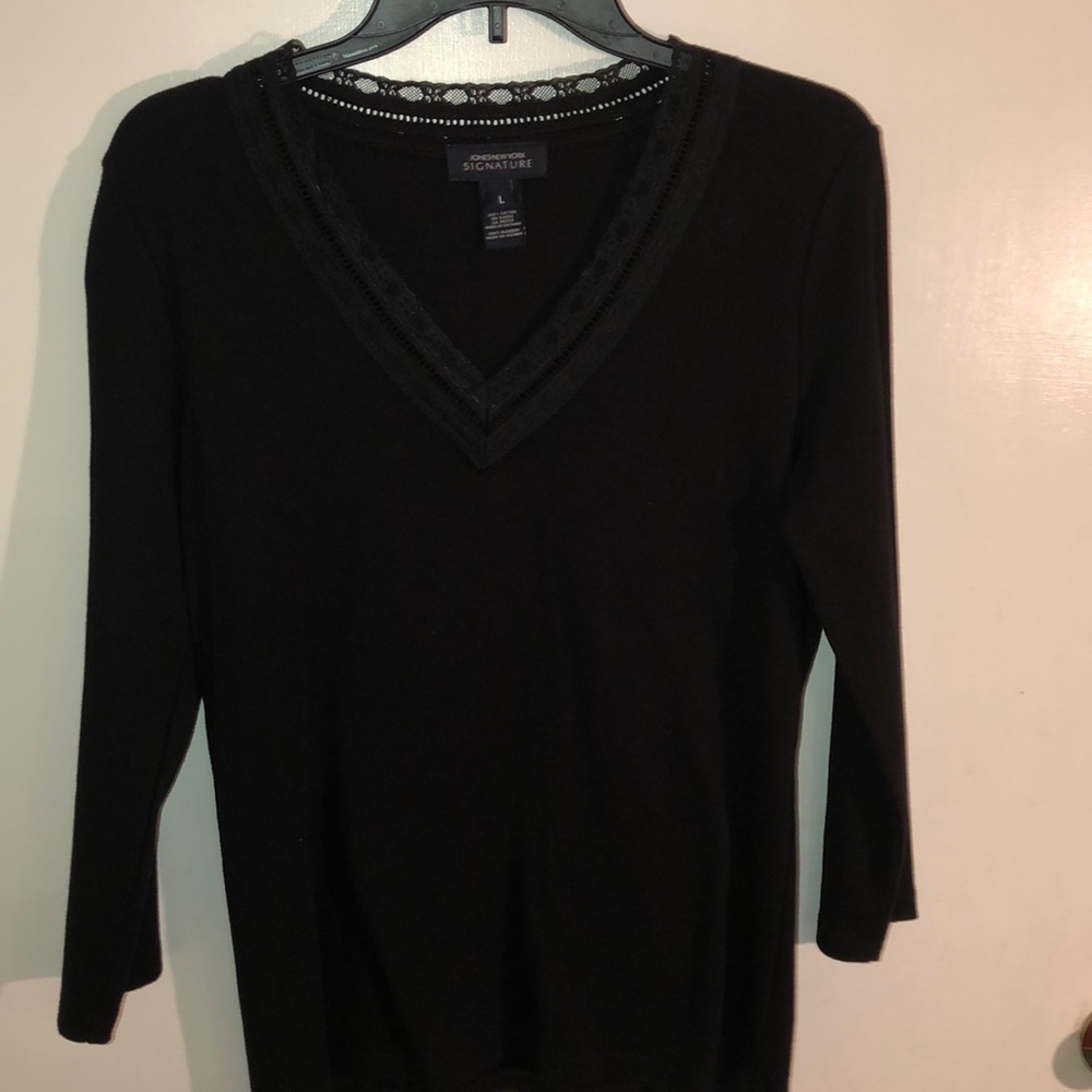 Jones NY black cotton tee with vneck lace collar